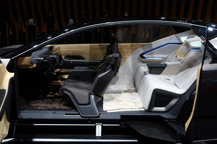 「LF-ZL」の車内。後席のインテリアカラーは前席と異なり、着座位置が高くなっている。