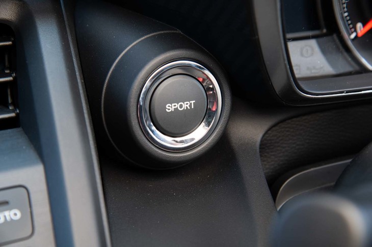 CVTモデルでは、ダッシュボードの「SPORT」ボタンを押すと回転数が高く保たれるようになり、アクセル操作に対するレスポンスが素早くなる。