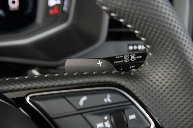 シフトパドル付きのDボトムステアリングホイールは「S lineインテリアパッケージ」に含まれるオプション装備。