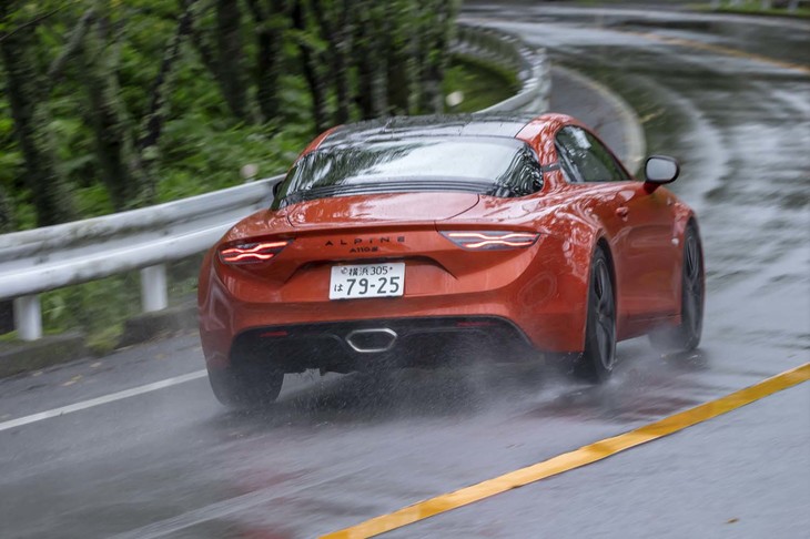 【アルピーヌA110 S】
	ボディーサイズ：全長×全幅×全高＝4205×1800×1250mm／ホイールベース：2420mm／車重：1110kg／駆動方式：MR／エンジン：1.8リッター直4 DOHC 16バルブ ターボ／トランスミッション：7段AT／最高出力：300PS（221kW）/6300rpm／最大トルク：340N・m（34.6kgf・m）/2400rpm／タイヤ：（前）205/40ZR18 86Y／（後）235/40ZR18 95Y（ミシュラン・パイロットスポーツ4）／燃費：14.1km/リッター（WLTCモード）／価格：897万円
	
	【取材時の燃費データ】
	テスト距離：369.0km（市街地1：高速道路7：山岳路2）／使用燃料：41.5リッター（ハイオクガソリン）／参考燃費：8.9km/リッター（満タン法）／9.9km/リッター（車載燃費計計測値）