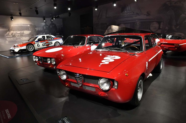 「GTA1300ジュニア」（右）は「GTA1600」に搭載されたエンジンのストロークをショート化、ツインプラグとツインチョーク・ウェバー2基により95PSを発生。1971年のツーリングカー選手権1300ccクラスで見事に全戦を制覇した。レギュレーションの変更に伴い、1970年に投入された「1750 GTAm」はT.ヘイマンズを表彰台に導いたモデル。アメリカ仕様の「1750GTV」をベースにしたことからAmと付けられた。