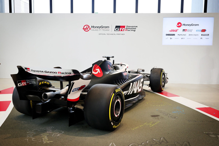 提携発表の会場に展示されたMoneyGram Haas F1 Teamのマシンは従来型だが、来るF1アメリカGPから採用される新たなカラーリングをまとっていた。ブラックとレッド、ホワイトの配色は、TOYOTA GAZOO Racingのイメージカラーに通じるものがある。