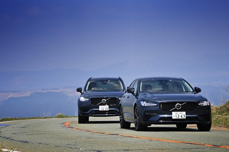ワインディングロードを行く2台のボルボ。コーナリングの爽快さという点ではセダンの「S90」（写真手前）に分があるが、「XC90」（同奥）は大型SUVでも不安なく走れることに価値がある。