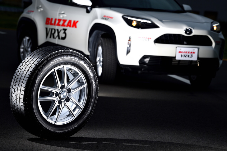 「ブリザックVRX3」は、全サイズとも左右非対称パターンが採用される。価格は135/80R12の1万0175円から225/45R21の8万0410円まで。100種類以上のサイズラインナップを誇っている。