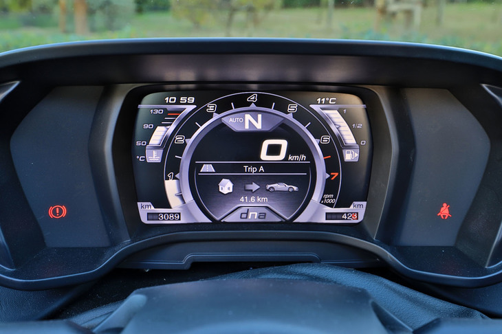 メーターパネルはフルデジタルで、選択されるドライビングモードに応じて、表示のデザインや表示内容が変化する。