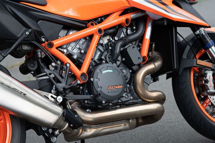 排気量1301ccのV型2気筒エンジン「LC8」。1気筒あたり2つのスパークプラグが備わっており、ハイパワー化と燃焼効率の改善が図られている。