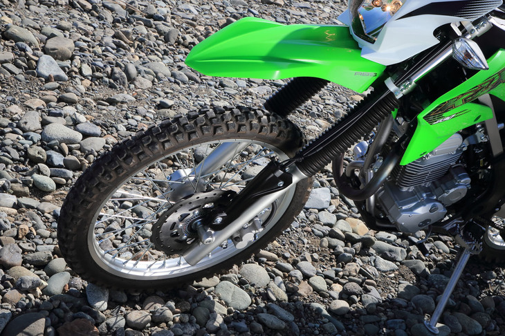 サスペンションのストローク量は、前が220mm、後ろが223mm。オフロードにおける高い路面追従性と衝撃吸収性能を実現している。