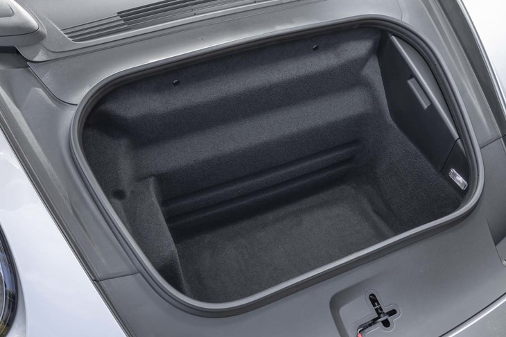 フロントのボンネット下には、深さのあるラゲッジスペースが用意される。容量は128リッター。