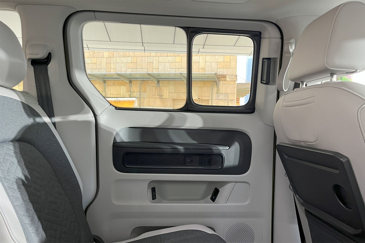 フォルクスワーゲンID.Buzz（後部ドアインナーパネル）