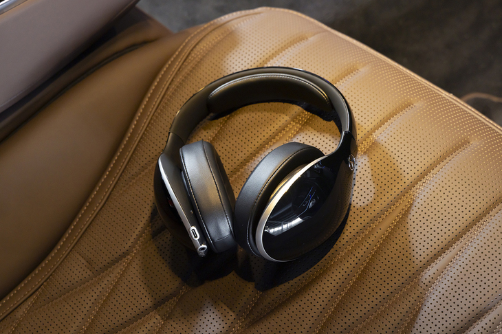 「リアコンフォートパッケージ」にはリアエンターテインメントシステム用のワイヤレスヘッドホン（2つ）が含まれている。