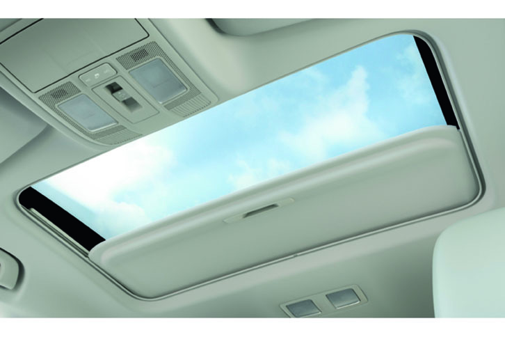 「マツダCX-5」の電動スライドガラスサンルーフ。