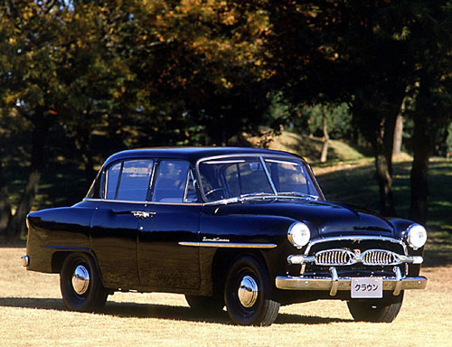 1955年1月に発売された初代「トヨペット・クラウン」は、海外メーカーのモデルのノックダウン生産が主流だった時代に、トヨタが自主開発した“純国産”の乗用車だった。