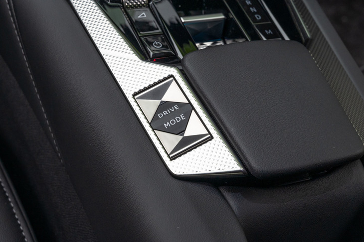 ドライブモードは「エコ」「ノーマル」「スポーツ」「コンフォート」の4種類から選択可能。もとが左ハンドルの国のクルマなためか、操作スイッチはセンターコンソールの左側（＝助手席側）に備わっている。