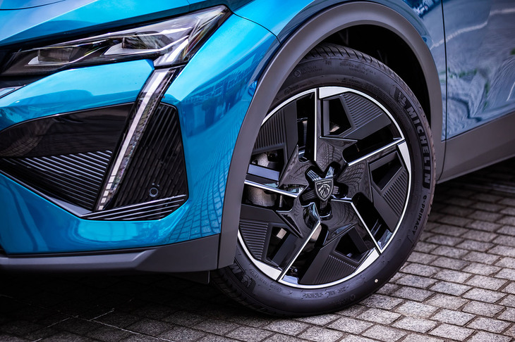 「408」では全グレードに205/55R19サイズのタイヤを採用。今回の試乗車はグラファイトカラーの「GT」専用ホイールに「ミシュランeプライマシー」タイヤが組み合わされていた。