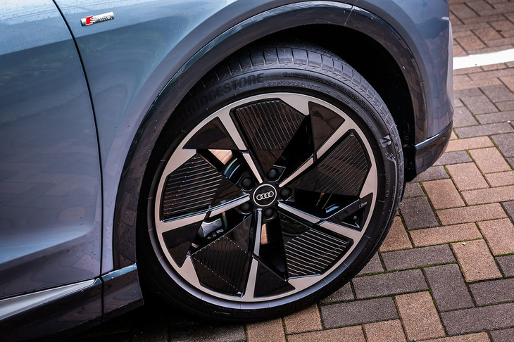 今回試乗した欧州仕様の「Q4 40 e-tron Sライン」には、アウディスポーツの「5アームローターデザイン」21インチホイールが装着されていた。タイヤは「ブリヂストン・トランザECO」で、サイズは前235/45R21、後ろ255/40R21。