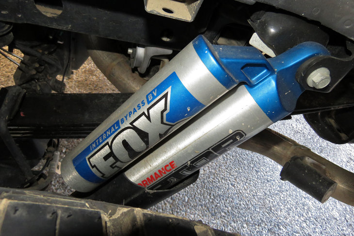 ダンパーは前後ともにFOXレーシングショック。リアはしかもタンク別体式である。「そんなこと言ったら、『ビークロス』なんか前後両方ともカヤバのタンク別体ダンパーだったもんね～」「マジですか。すごいじゃないですか」「でも硬くてぜんぜんダメだったね」「ダメだったのかよ！」