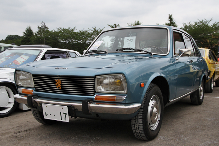 1973年「プジョー504」。当時のプジョーの他モデルと同様にスタイリングはピニンファリーナによるもので、今日まで続く“つり目デザイン”を採用した最初のモデルでもある。