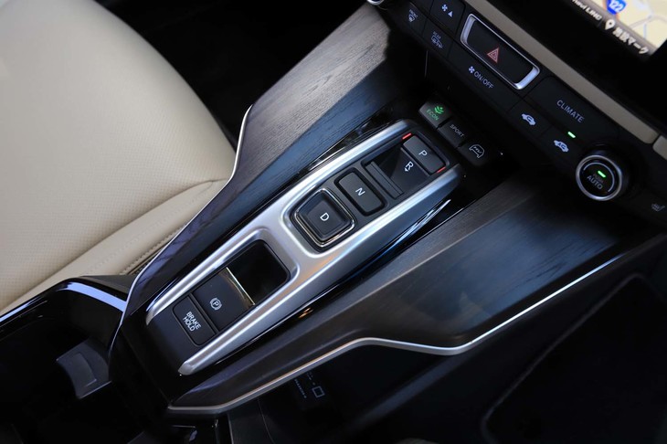 「i-MMD」と呼ばれる、ホンダのハイブリッドシステム搭載車と共通するデザインのシフトスイッチを採用。