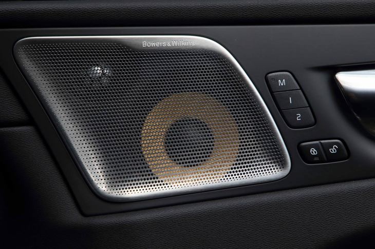 「インスクリプション」の音響機器は、harman/kardonのオーディオシステム（600W、14スピーカー、サブウーハー付き）が標準だが、試乗車にはオプション装備の、Bowers＆Wilkinsのオーディオシステム（1100W、15スピーカー、サブウーハー付き）が採用されていた。