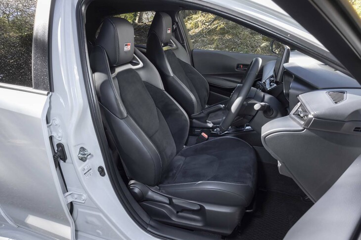 ホールド性を追求したというシートは座面と背もたれの厚みがすごい。「GR」ロゴ入りのヘッドレストは一体式ではなく高さ調整が可能。