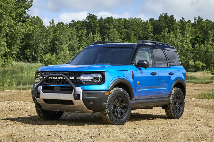 ラダーフレームのシャシーにエンジンを縦置き配置する本格クロスカントリーモデル「ブロンコ」に対して弟分に位置づけられる「ブロンコ スポーツ」は、FFプラットフォームを用いたコンパクトな都市型SUVとして2020年に登場。2023年には13万台近くを販売するスマッシュヒットを飛ばした。