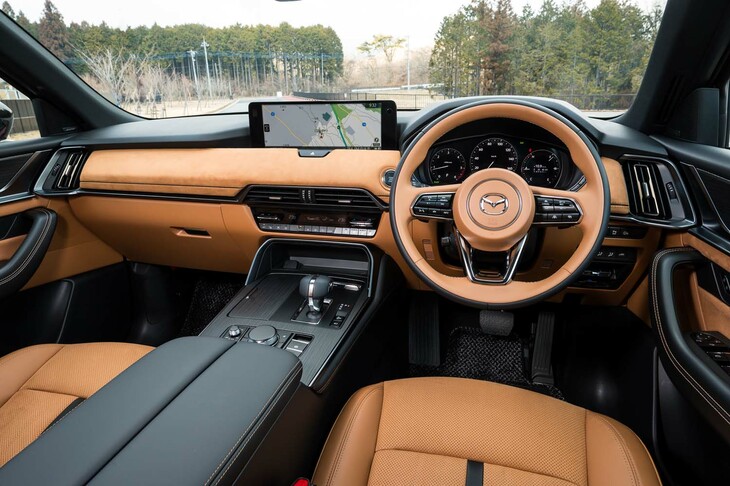 スポーティー感と落ち着きのある上質感を併せ持つ「XDハイブリッド プレミアムスポーツ」のインテリア。シート表皮はナッパレザーと人工スエード素材「レガーヌ」の組み合わせで、内装色はタンとブラックのツートンとなる。