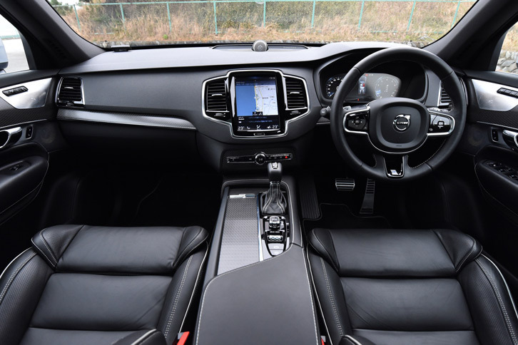 「XC90 T6 AWD R-DESIGN」のインストゥルメントパネルまわり。他のグレードには「アンバー」と「チャコール」のツートンなども用意されるが、R-DESIGNの内装色はチャコールのモノトーンのみとなる。