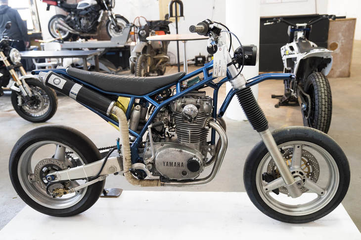 「ヤマハXS650」用の空冷並列2気筒エンジンに、トラス形状のオリジナルフレームとフロントフェンダー、そして前後の足まわりのみで構成されたスーパーモタードスタイルのマシン。