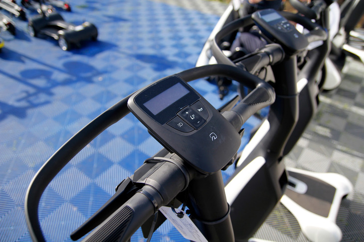 ハンドル部分も3タイプ共通。右側の親指部分にアクセルレバーが、グリップ部分にブレーキレバーがあり、簡単に操作できる。