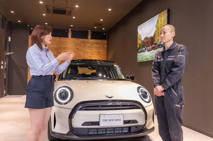 MINIつくばのシニアテクニシャン山﨑耕尚氏（右）。安全なドライブを楽しむために、タイヤのどこをどのように点検すればいいのか、日常点検のポイントを教えてもらった。