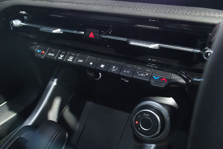 3つの走行モードを切り替えられる「ALFA DNAドライブモードセレクター」を搭載する。