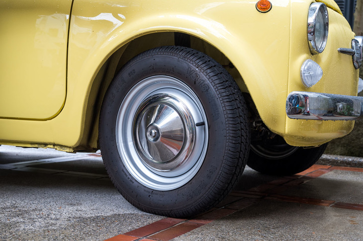 足まわりの仕様は基本的にオリジナルと共通。コーナリング時やブレーキング時の操作性は、まさにクラシックカーのそれだ。