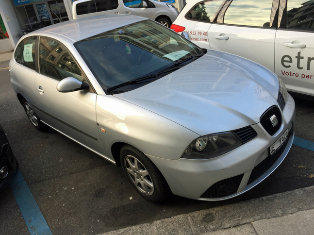 街なかで見つけた「売りたし」その1。2008年「セアト・イビーザ1.6」は、4900スイスフラン（約56万円）。欧州の中古車の例にたがわず、走行距離は9万2000kmとかなり多め。