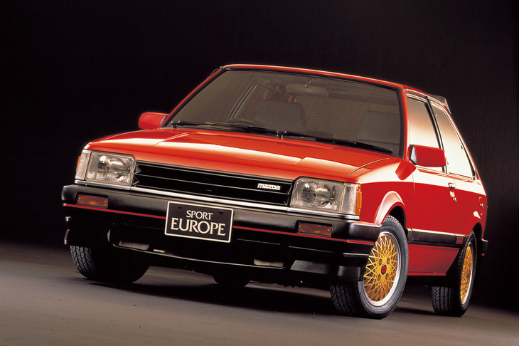 ファミリアの誕生20周年を記念した特別仕様車「ファミリア ターボ スポルトヨーロッパ」。人気モデルとなった5代目ファミリアは、セダンやAT仕様の追加、ターボモデルの設定などを経て、1985年まで販売された。