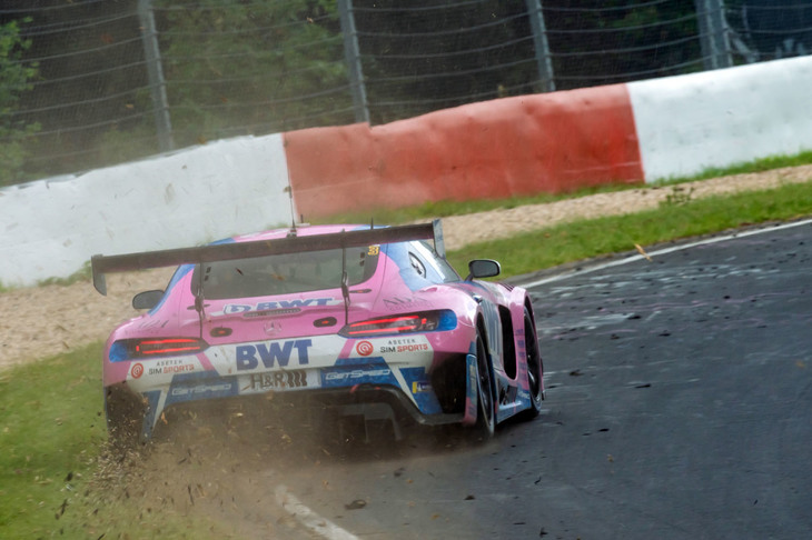 例年、天候の変化で波乱が起きるニュルブルクリンク24時間レース。今年も日曜のお昼過ぎにはついに雨が。それでもスリックタイヤで走行を続けるチームも見られた。