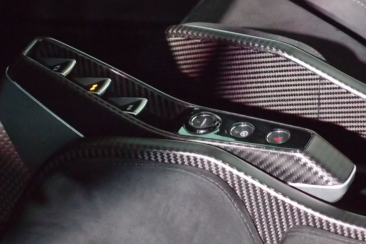 ドライバーズシートと一体になったシフトセレクター。ローンチコントロールボタンも備わる。