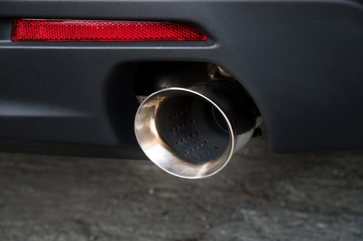 アクセルを踏み込むとなかなかの快音を奏でる左右2本出しのマフラー。「SS」には走行モードに応じてサウンドが変化する、4本出しのエキゾーストシステムが装備される。