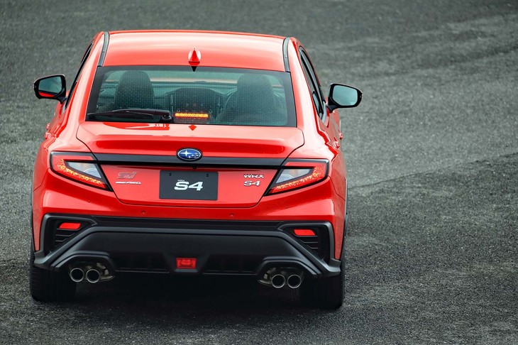 ブーメラン型のコンビランプや4本出しのマフラーエンドが特徴的なリアビュー。