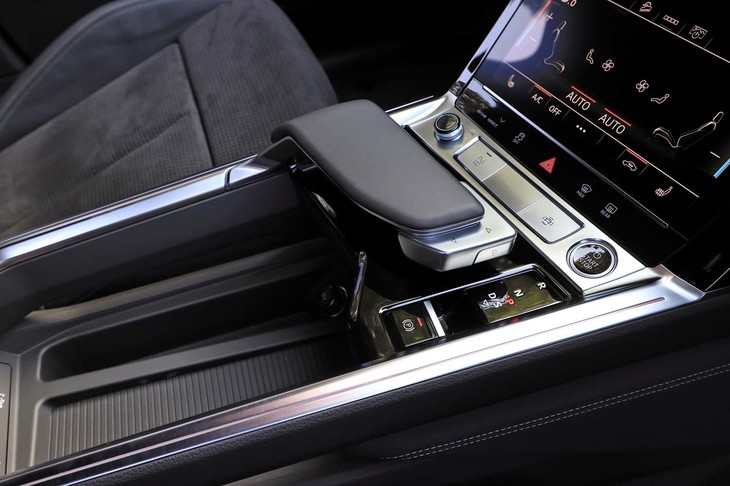 コンパクトなシフトセレクターは「e-tron」シリーズ共通。写真中央のレザー張りの部分に手を乗せて、張り出したシルバーの部分を指先で前後に操作する。
