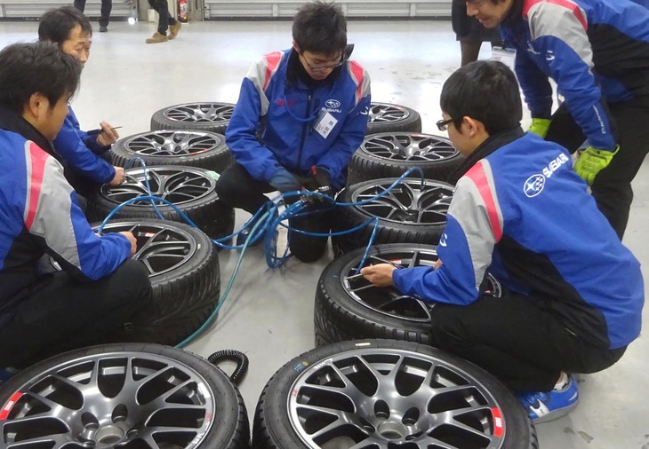 デモランで使用するタイヤの準備を進めるスタッフ。今季、レースに参戦するディーラーメカニックは8人に増員された。