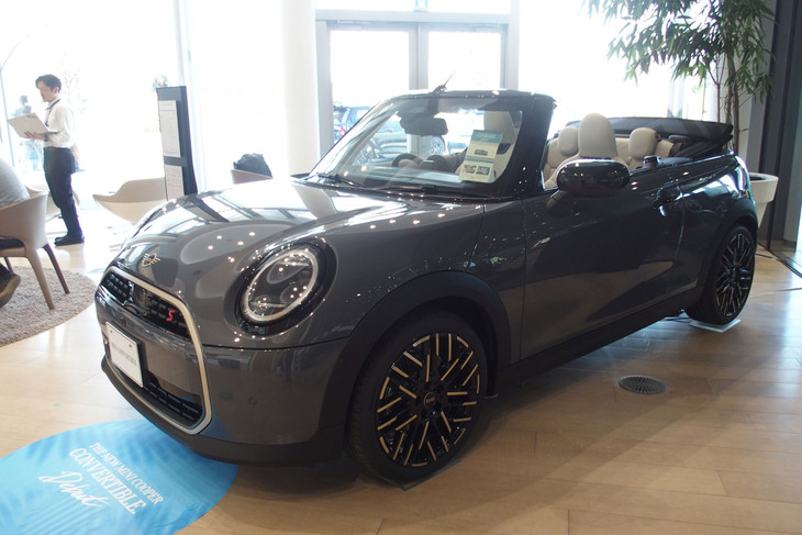 MINIクーパー コンバーチブル（フロントビュー）