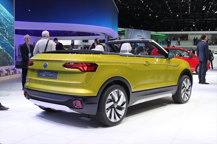 「フォルクスワーゲンTクロス ブリーズ」のリアビュー。