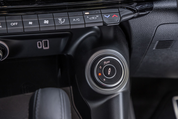 センターコンソール右側に置かれる「アルファDNAドライブモードセレクター」の切り替えスイッチ。ドライブモードは電気のみで走行する「A（アドバンスドエフィシェンシィー）」、システムを最も効率的に利用できるようにパワーや燃料消費を最適化した「N（ナチュラル）」、エンジンとモーターを併用するスポーティーな「D（ダイナミック）」の3種類から選択できる。