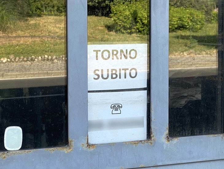 「TORNO SUBITO（すぐ戻ります）」のカード。電話番号は記されているが、SNSはやっていない。