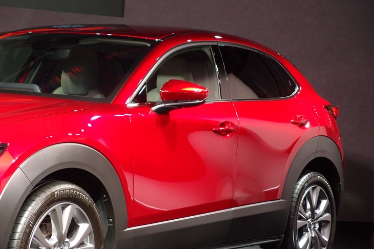 ボディーパネルにくっきりとしたキャラクターラインを持たないのは、「CX-30」の特徴のひとつ。“面の美しさ”がセリングポイントとなっている。