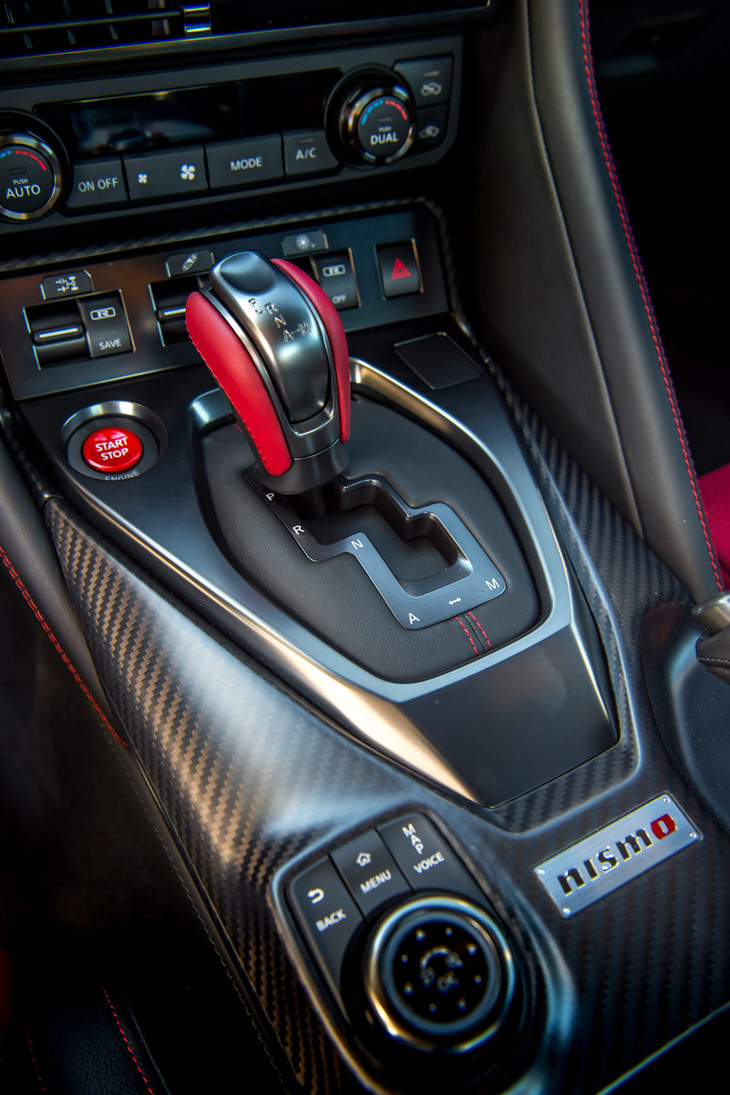 6段デュアルクラッチ式ATのシフトセレクター。2020年モデルの「GT-R」では、Rモード選択時のシフトプログラムが、コーナーなどでより低いギアを選ぶよう変更された。