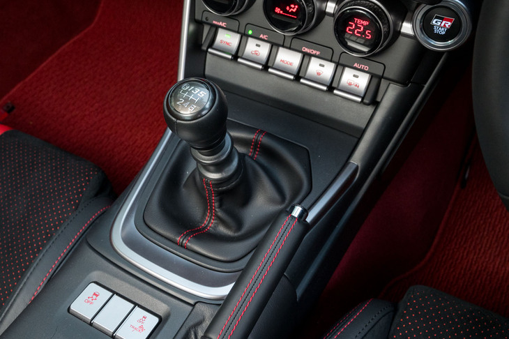 競技などにも使われるスポーツクーペとはいえ、いまだに6段MT車のほうが販売比率が大きいというのはすごい。従来型よりもシフトフィールがよくなったように感じられた。