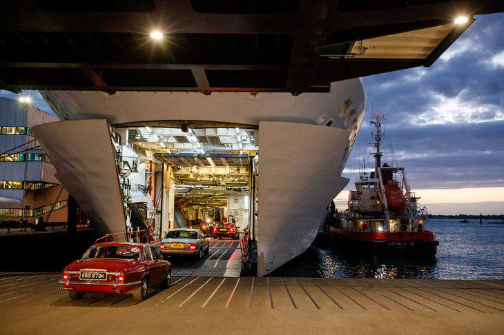 ドーバー海峡を渡るフェリーへと乗り込む「XJ」の車列。