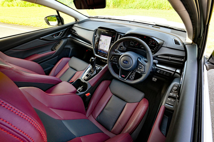 内装色はブラックとボルドーのツートン。ステッチの色はレッドで、各所にピアノブラックやダークキャストメタリックの装飾が施される。