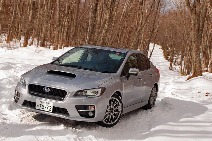 「レガシィアウトバック」に続いて、「WRX S4」で圧雪路を走る。WRX S4の四輪駆動システムは、不等＆可変トルク配分電子制御のVTD方式AWDと呼ばれるもので、基本の前後トルク配分は45：55。コーナリングにおける回頭性とのバランスから、前輪への配分は小さくなっている。